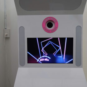 Máy Photobooth 2025: Giải Pháp Chụp Ảnh Tự Động Hiện Đại Từ FlashGo